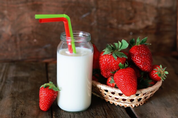 Fresas y leche en un vaso.