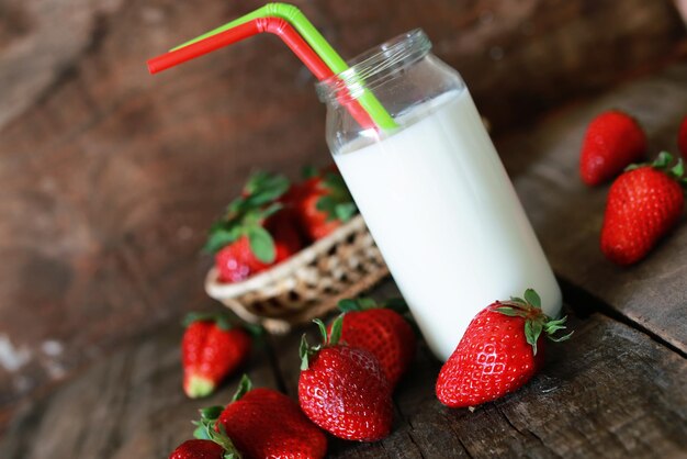 Foto fresas y leche en un vaso.