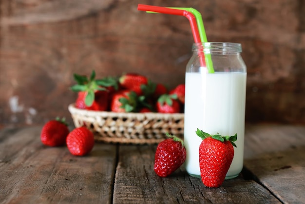 Fresas y leche en un vaso.