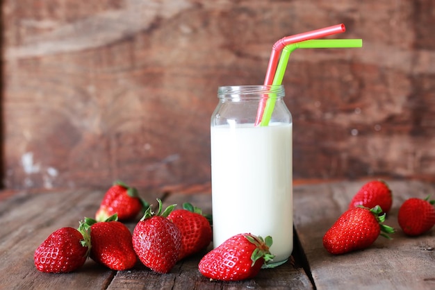 Fresas y leche en un vaso