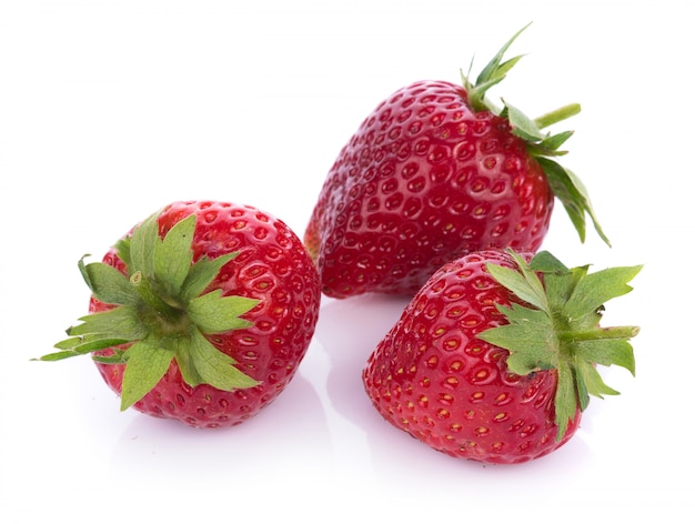 Fresas maduras aislado en blanco