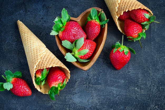 fresas maduras y conos de waffle