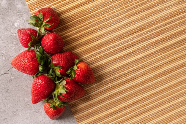 Fresas maduras de cuerpo completo en una fila y mitades