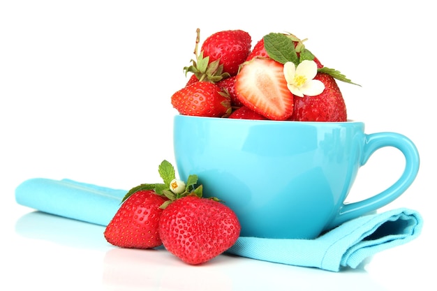 Fresas maduras dulces en taza azul