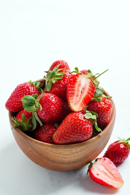 Fresas maduras dulces en tazón de madera