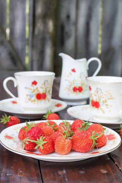 Fresas maduras esparcidas en el plato blanco