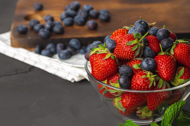 Fresas maduras frescas y arándanos en un tazón