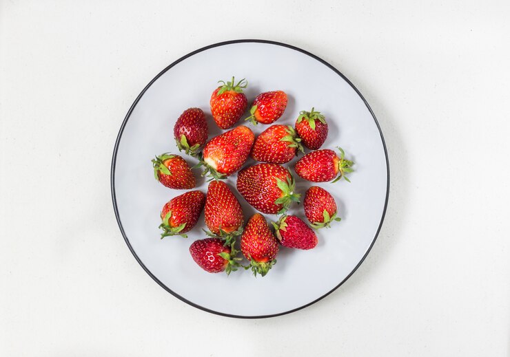 Fresas maduras frescas en un plato