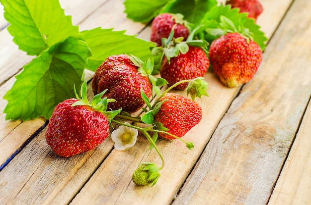 Fresas maduras y frescas sobre una superficie de madera