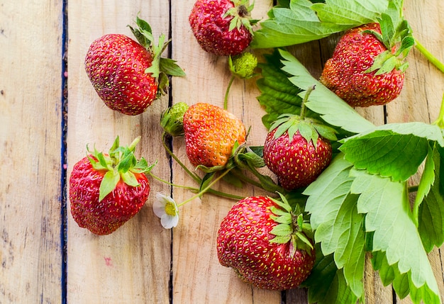 Fresas maduras y frescas sobre una superficie de madera