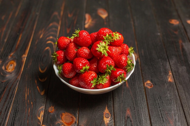 Fresas maduras jugosas recién recogidas y lavadas