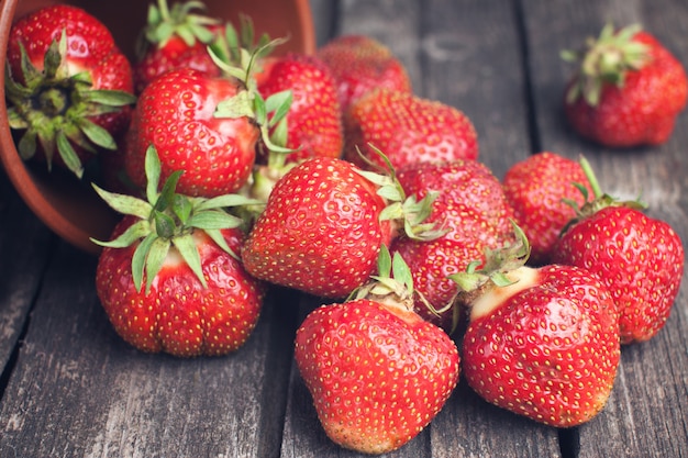 Fresas maduras en madera oscura