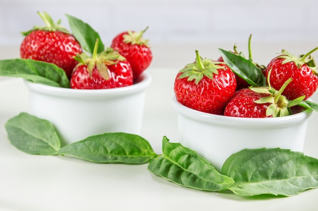 Fresas maduras y menta en un tazón