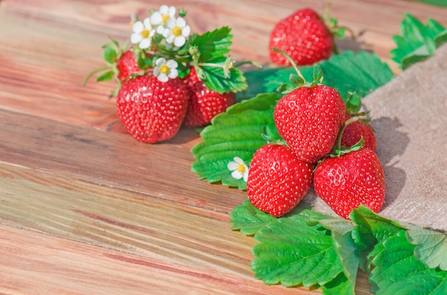 Fresas maduras en una mesa de madera.