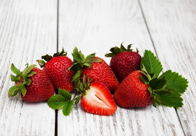 Fresas maduras en mesa de madera