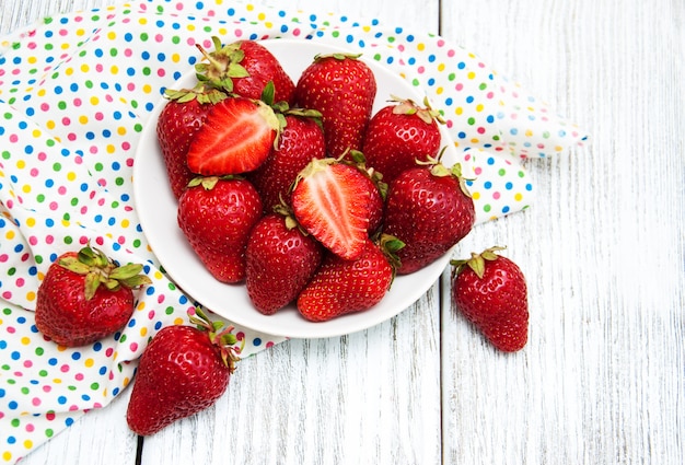 Fresas maduras en mesa de madera