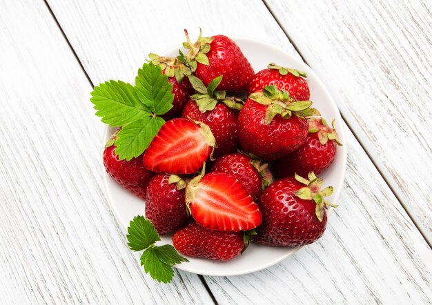 Fresas maduras en mesa de madera