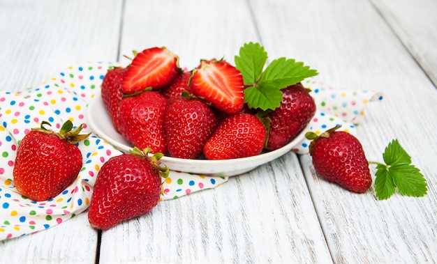 Fresas maduras en mesa de madera