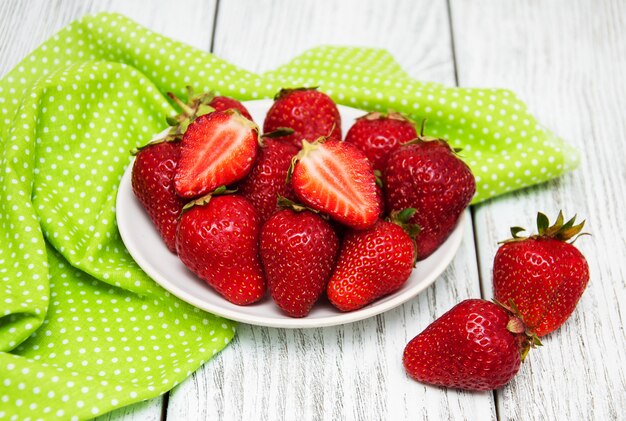 Fresas maduras en mesa de madera