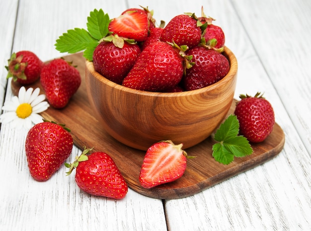 Fresas maduras en mesa de madera