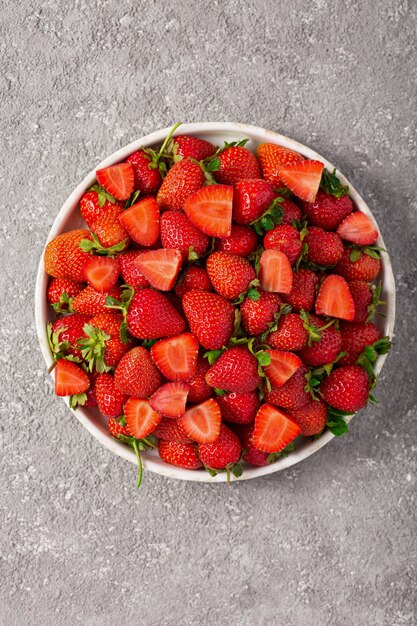 Fresas maduras en un tazón