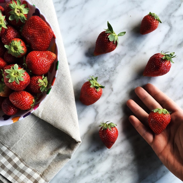 Fresas y mano