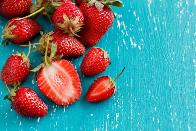 Fresas en una mesa de madera antigua azul turquesa