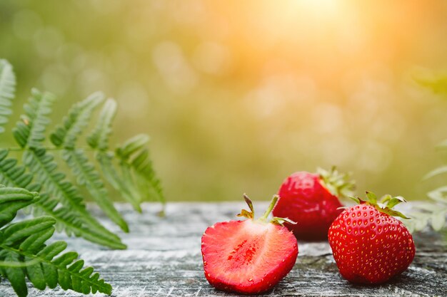 Fresas en una mesa de madera gris