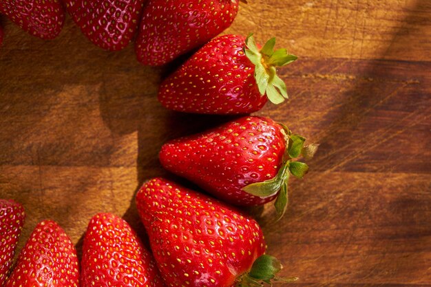 Fresas en una mesa de madera con una que dice 'fresa'