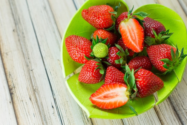 Fresas en mesa de madera