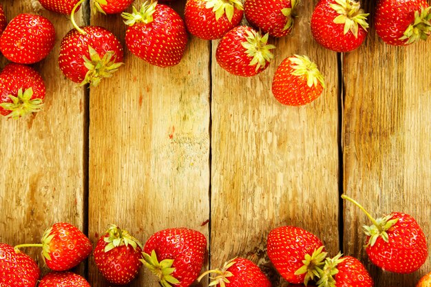 Fresas en mesa de madera