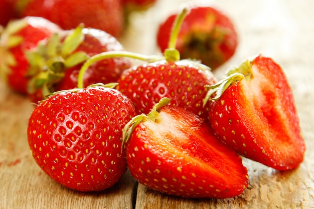 Fresas en mesa de madera