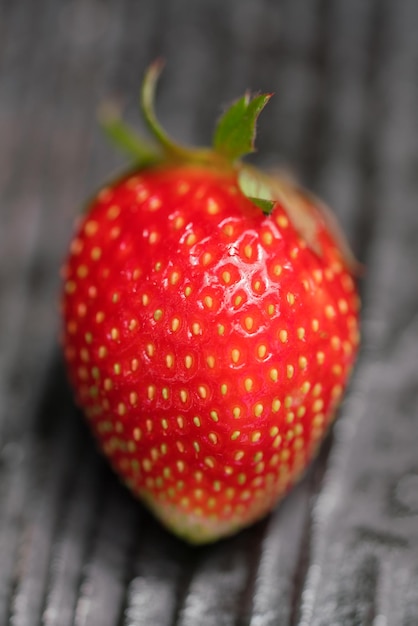 Fresas en una mesa de madera