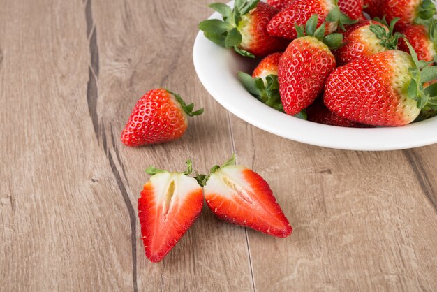 Fresas en mesa de madera