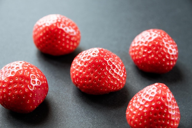 Fresas en mesa negra. Estudio de rodaje