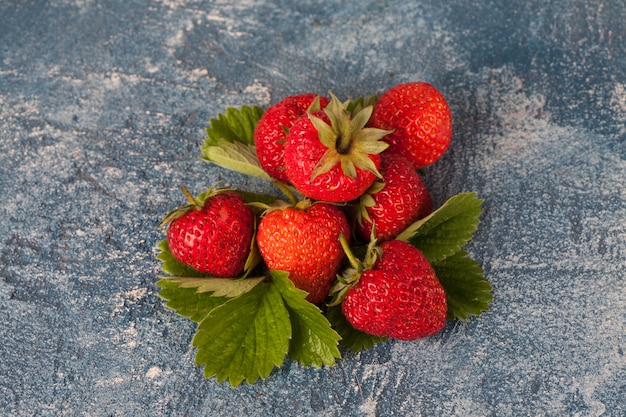 Fresas en la mesa de piedra azul