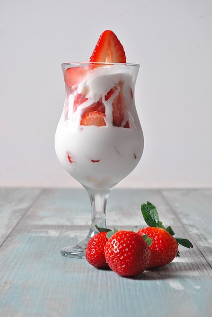 Fresas con nata en un vaso alto