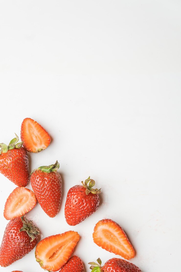 fresas orgánicas y frescas aisladas sobre un fondo blanco con espacio para texto vista superior frontal