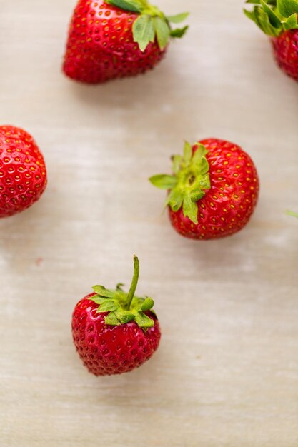 Fresas orgánicas frescas en la mesa de madera.