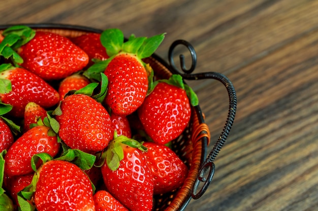 Fresas orgánicas jugosas frescas en una cesta