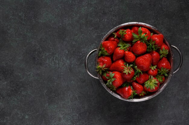 Fresas orgánicas maduras en un colador