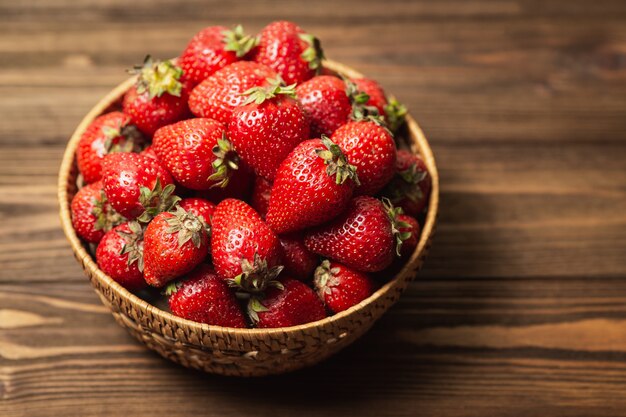 Fresas orgánicas maduras en un tazón de madera