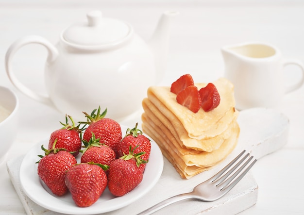 Fresas y panqueques. Maslenitsa Semana de panqueques.