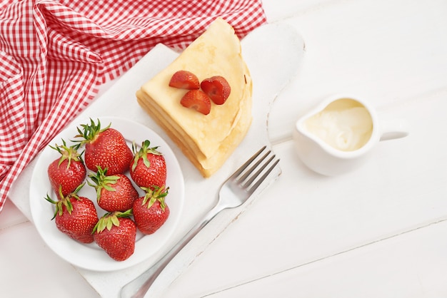 Fresas y panqueques. Maslenitsa Semana de panqueques.