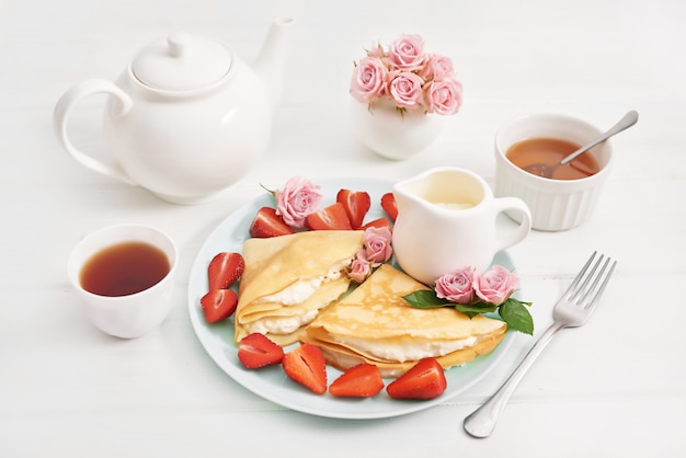 Fresas y panqueques. Maslenitsa Semana de panqueques.