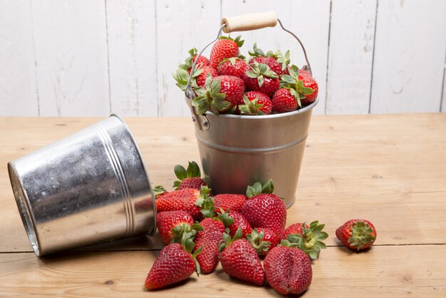 Fresas en un pequeño cubo metálico