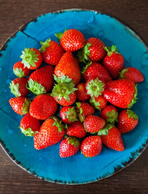 Fresas en plato azul