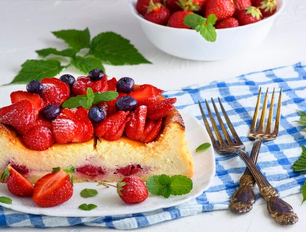 Foto fresas en un plato en la mesa