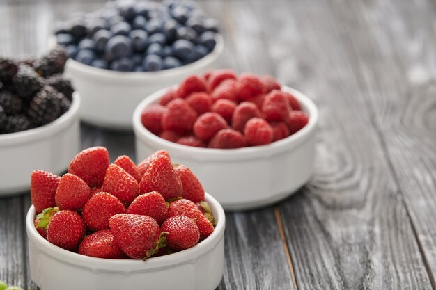 Fresas en un primer plano de tiro de tazón blanco