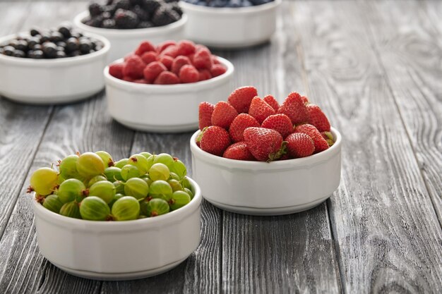 Fresas en un primer plano de tiro de tazón blanco